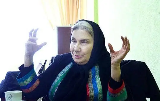 شعار دادن فریده سپاه منصور، بازیگر تلویزیون و سینما در میدان ولیعصر