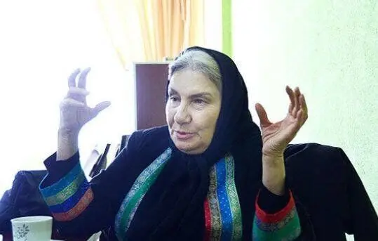 شعار دادن فریده سپاه منصور، بازیگر تلویزیون و سینما در میدان ولیعصر