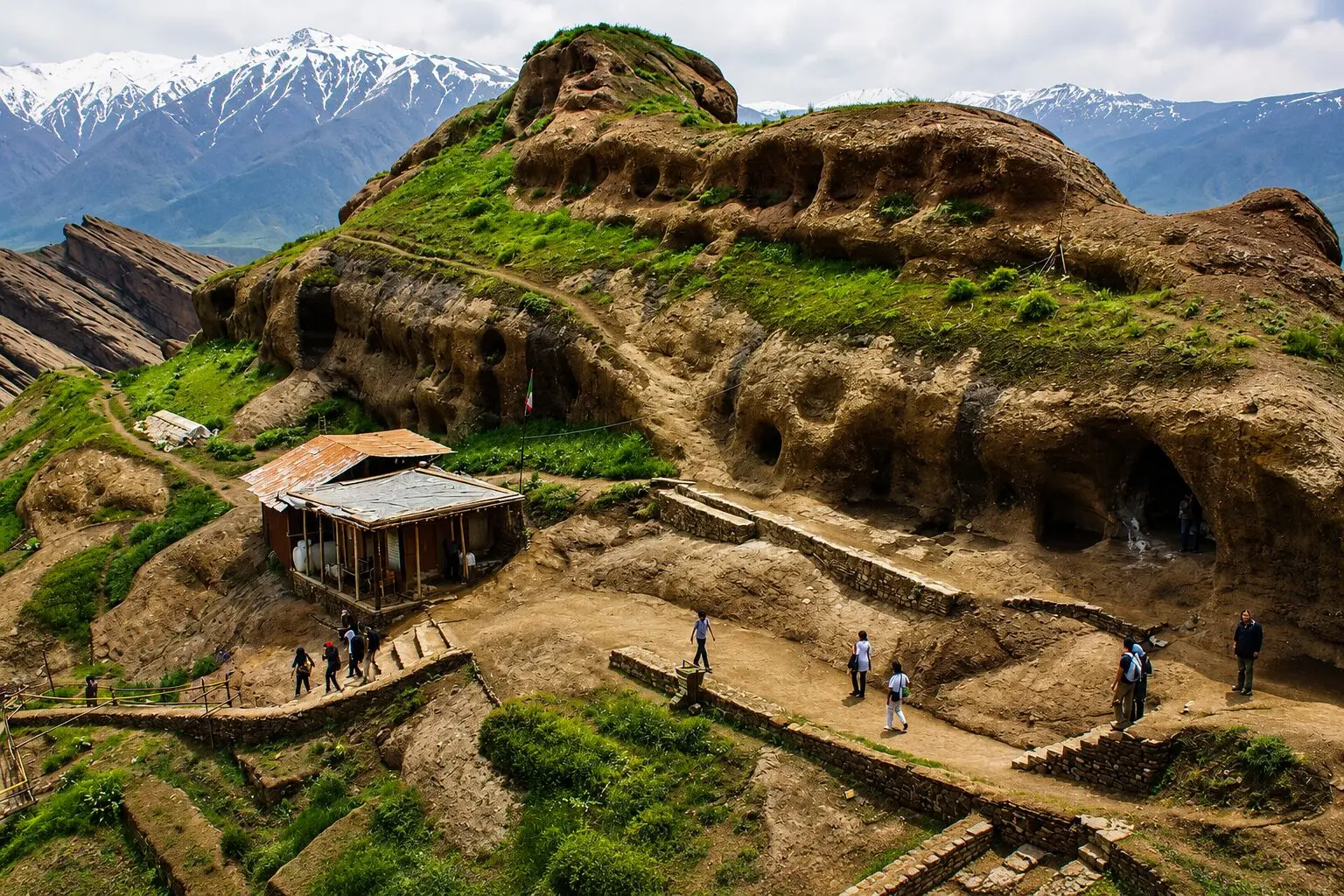 الموت؛ دژی که هنوز نیمی از رازهایش زیر آوار است