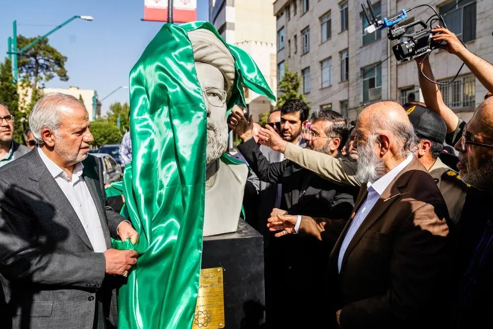 تصاویر؛ رونمایی سردیس ابراهیم رئیسی در میدان پاستور تهران