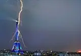 لحظه اصابت صاعقه به برج ایفل
