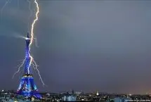 لحظه اصابت صاعقه به برج ایفل