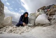 تصاویر: زنان معدن‌کار «قلعه رشید» و رقص نمک
