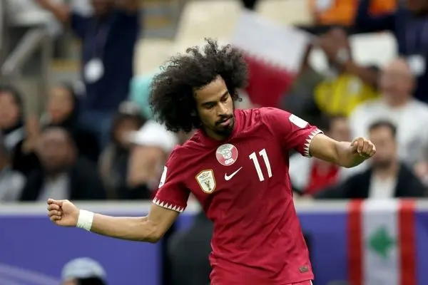 اکرم عفیف امام جماعت شد