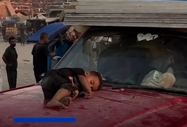 ویدئوی پربازید کودک به خواب رفته فلسطینی روی خودرو