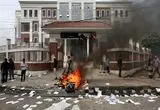 معترضان وزیر دارایی نپال را در آب کتک زدند