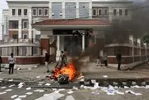 معترضان وزیر دارایی نپال را در آب کتک زدند