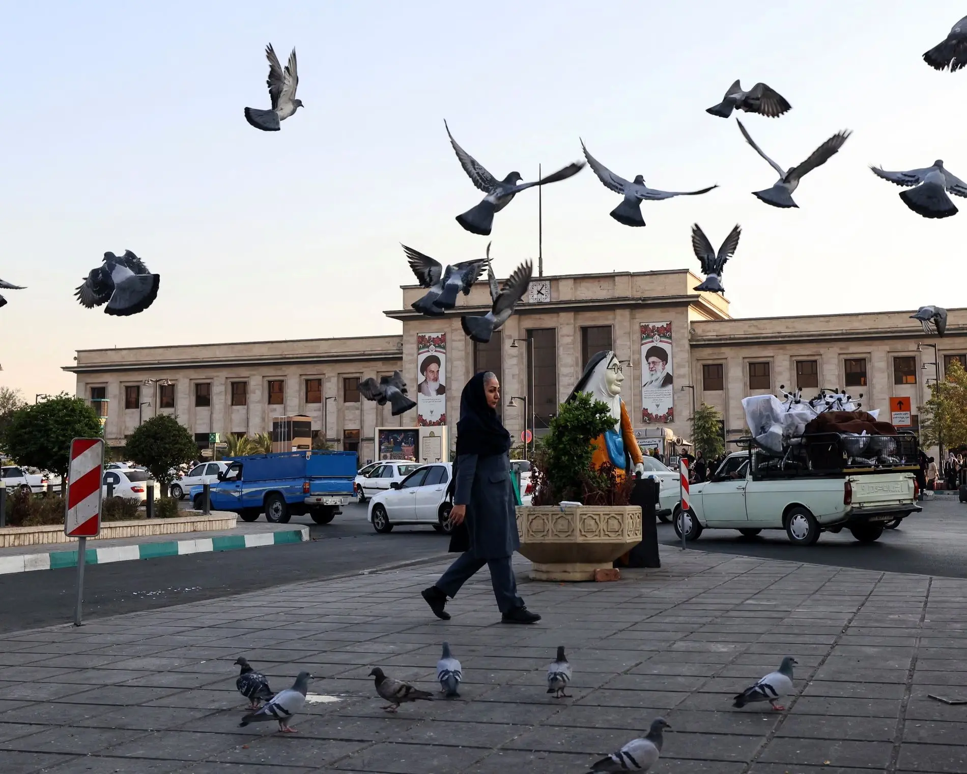 گاردین: دیپلماتهای ایرانی ساعت ۳ صبح با خبر بمباران از خواب بیدار شدند