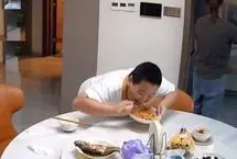 ببینید؛ پسربچه گرسنه در برابر زلزله هم تسلیم نشد!
