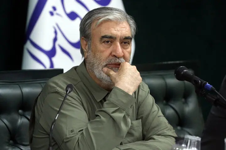 عزیزی: هنوز کسی از مادر زاییده نشده که با «بمب مادر» ایران را تهدید کند