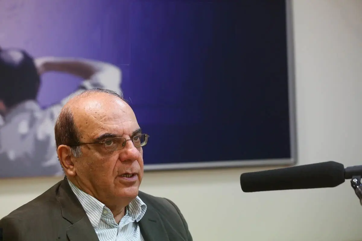عباس عبدی: تندروها دنبال انتقام‌گیری از انتخابات ۱۴۰۳ هستند و برای این کار حجاب را بر سر نیزه کرده‌اند  