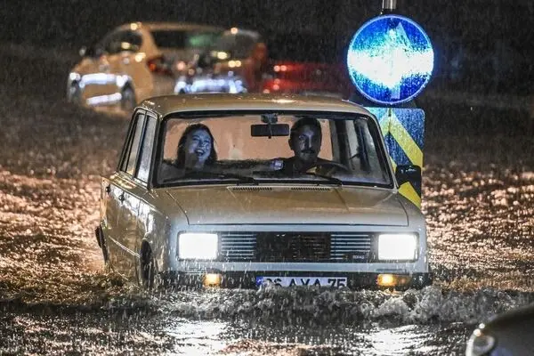 سیلاب شدید در استانبول خودروها را با خود برد