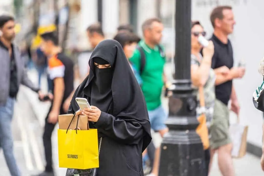 حمله خشونت‌آمیز پلیس هلند به دو زن محجبه