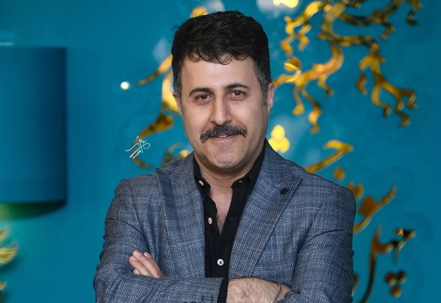 هومن حاجی عبداللهی و جناب خان کنار کودکان مجروح