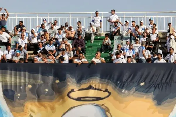 ببینید؛ فاجعه در ورزشگاه اراک و مصدومیت هواداران  با پرتاب سنگ