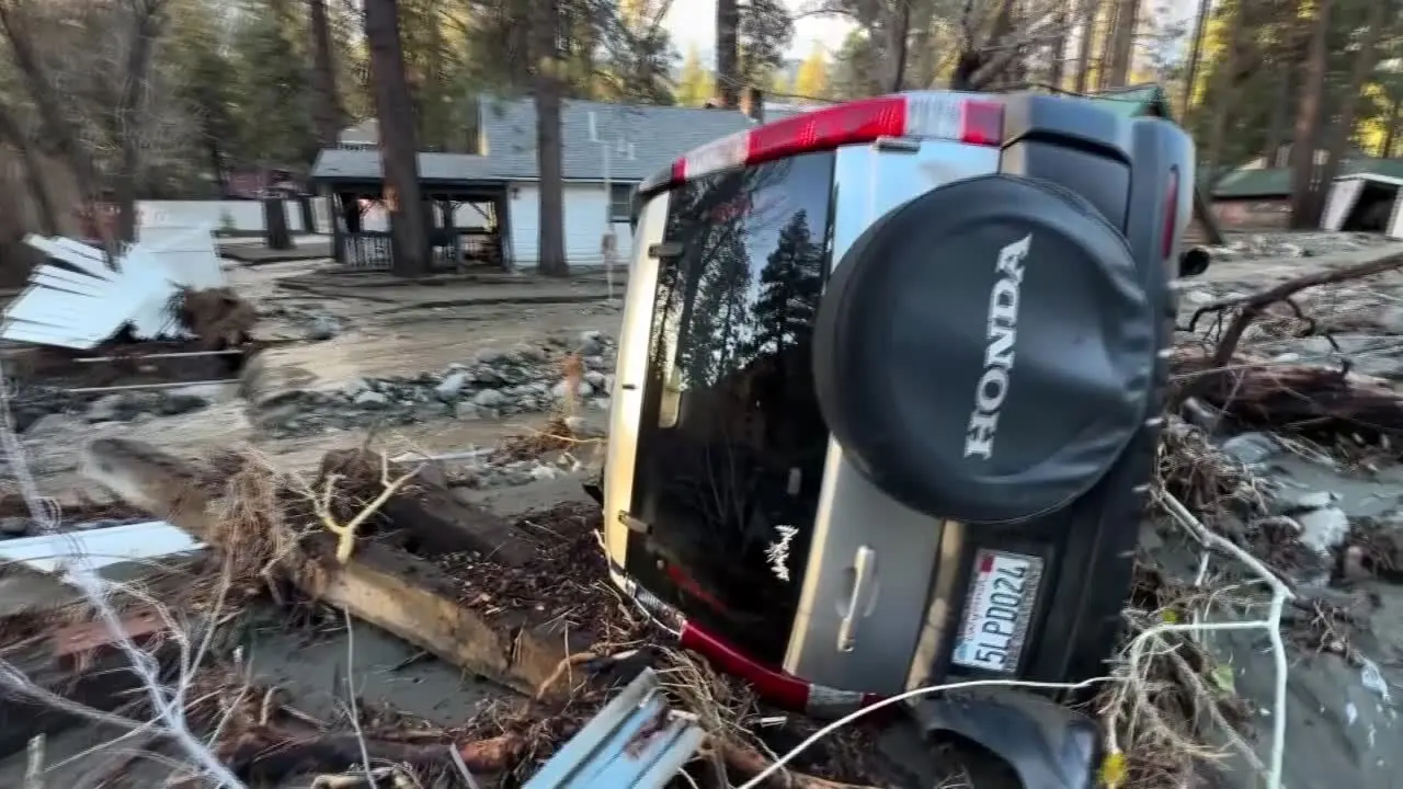 دفن خودروها در سیل و گل‌ولای کالیفرنیا  