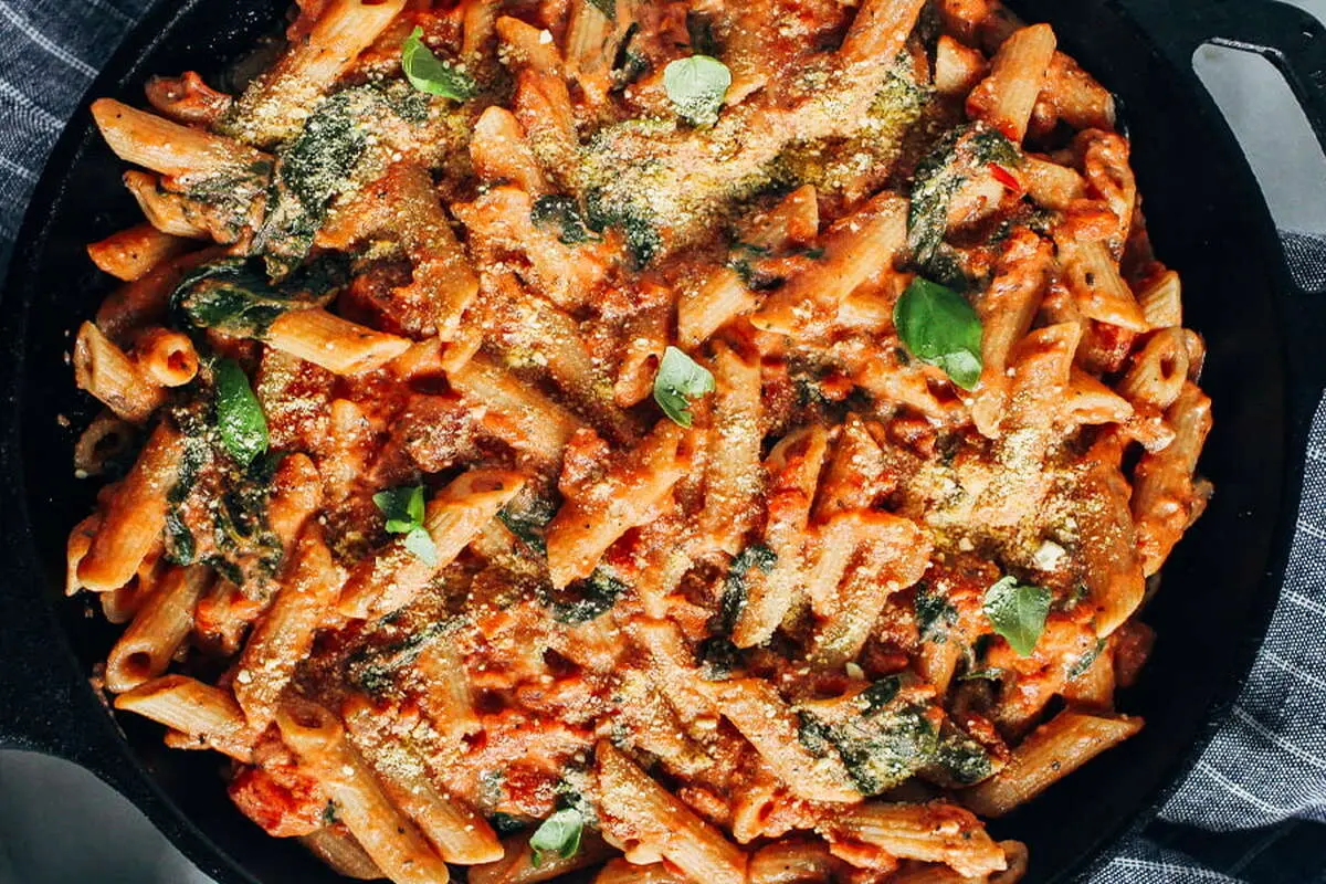 طرز تهیه پاستا اسفناج با سس گوجه فرنگی چیلی