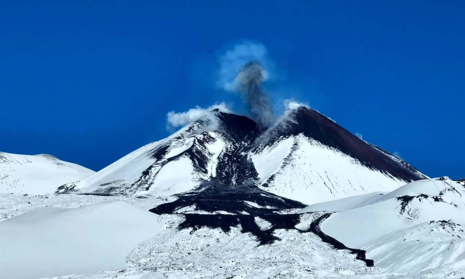 فرود جسورانه اسکی‌باز از دامنه آتشفشان در حال فوران 