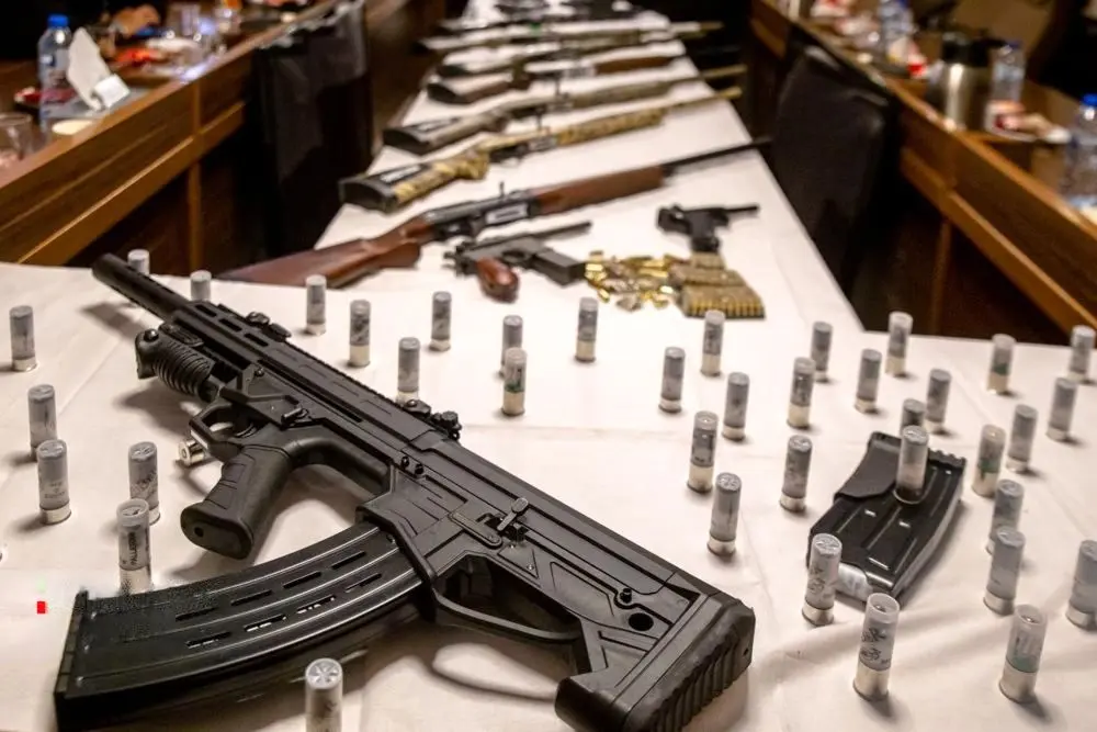 تصاویر؛ نشست خبری فرمانده نیروی انتظامی با سلاح‌های جنگی