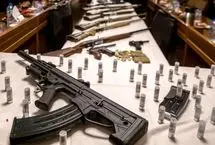 تصاویر؛ نشست خبری فرمانده نیروی انتظامی با سلاح‌های جنگی