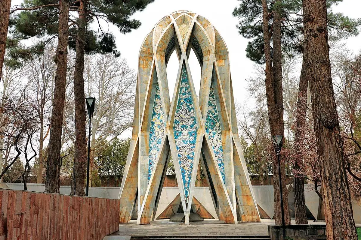 آرامگاه خیام؛ معماری که معادله تاریخ را حل کرد
