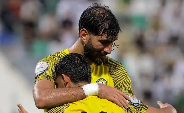 پرسپولیس و سپاهان برای این مهاجم ضعیف سر و دست می‌شکنند؟!
