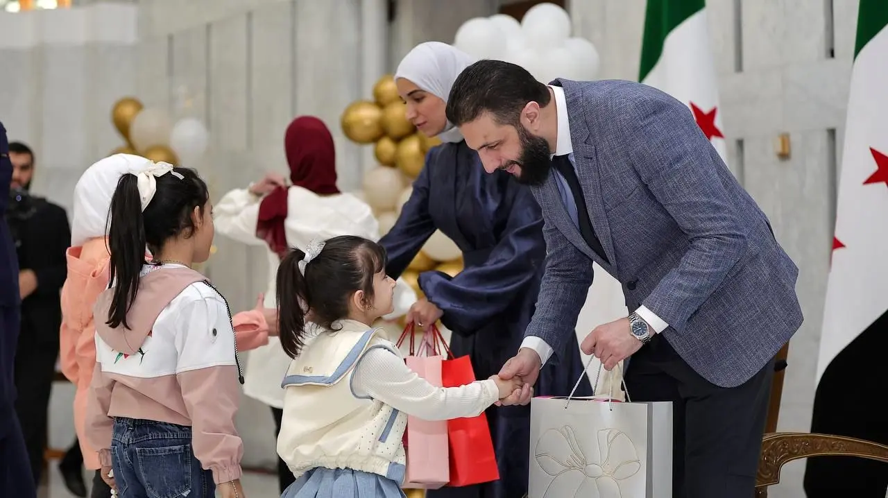 جولانی صندلی را برای همسرش جلو کشید