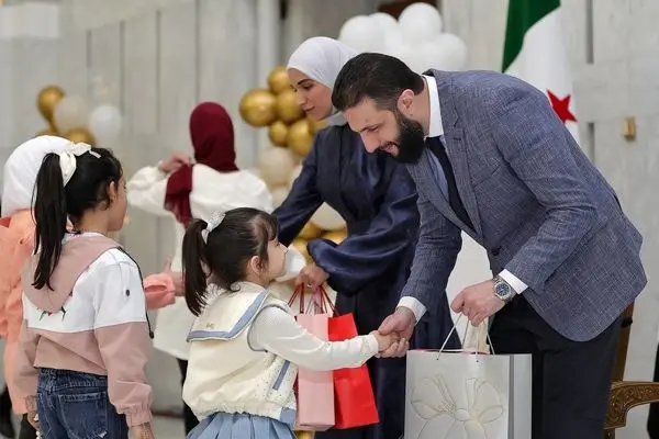 جولانی صندلی را برای همسرش جلو کشید