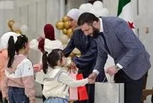 جولانی صندلی را برای همسرش جلو کشید