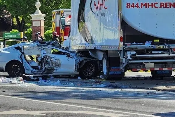 لحظه دلهره‌آور ورود تسلا به مسیر مخالف بزرگراه 