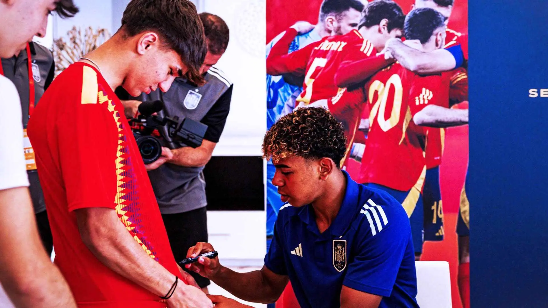 امضا گرفتن از فوق ستاره بارسلونا پولی شد!