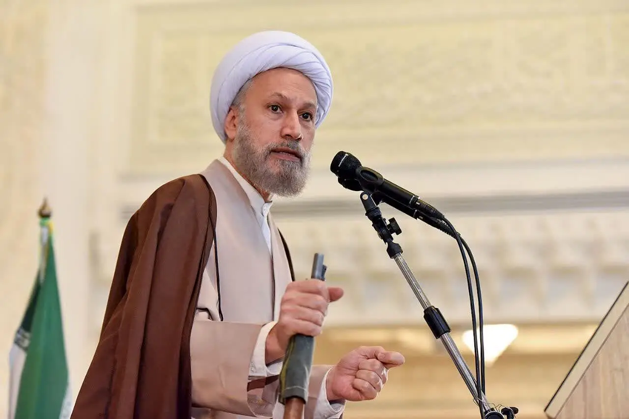 امام جمعه شیراز: حوزه باید پیشرو حرکت‌های مردمی باشد و این پیشروی را که از زمان میرزای شیرازی تا کنون شاهد بوده‌ایم، تداوم ببخشد