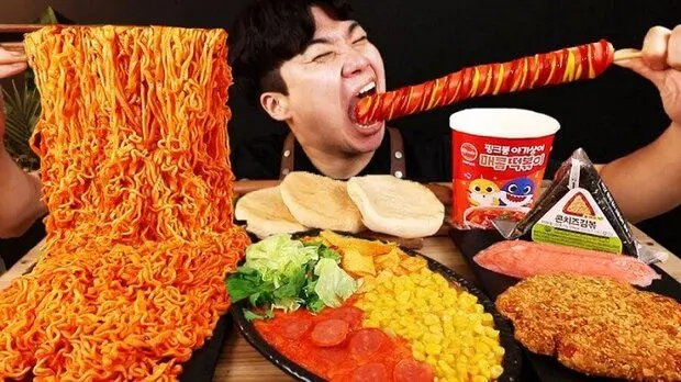 چرا به دیدن ویدئوهای فودبلاگرها معتاد می‌شویم؟