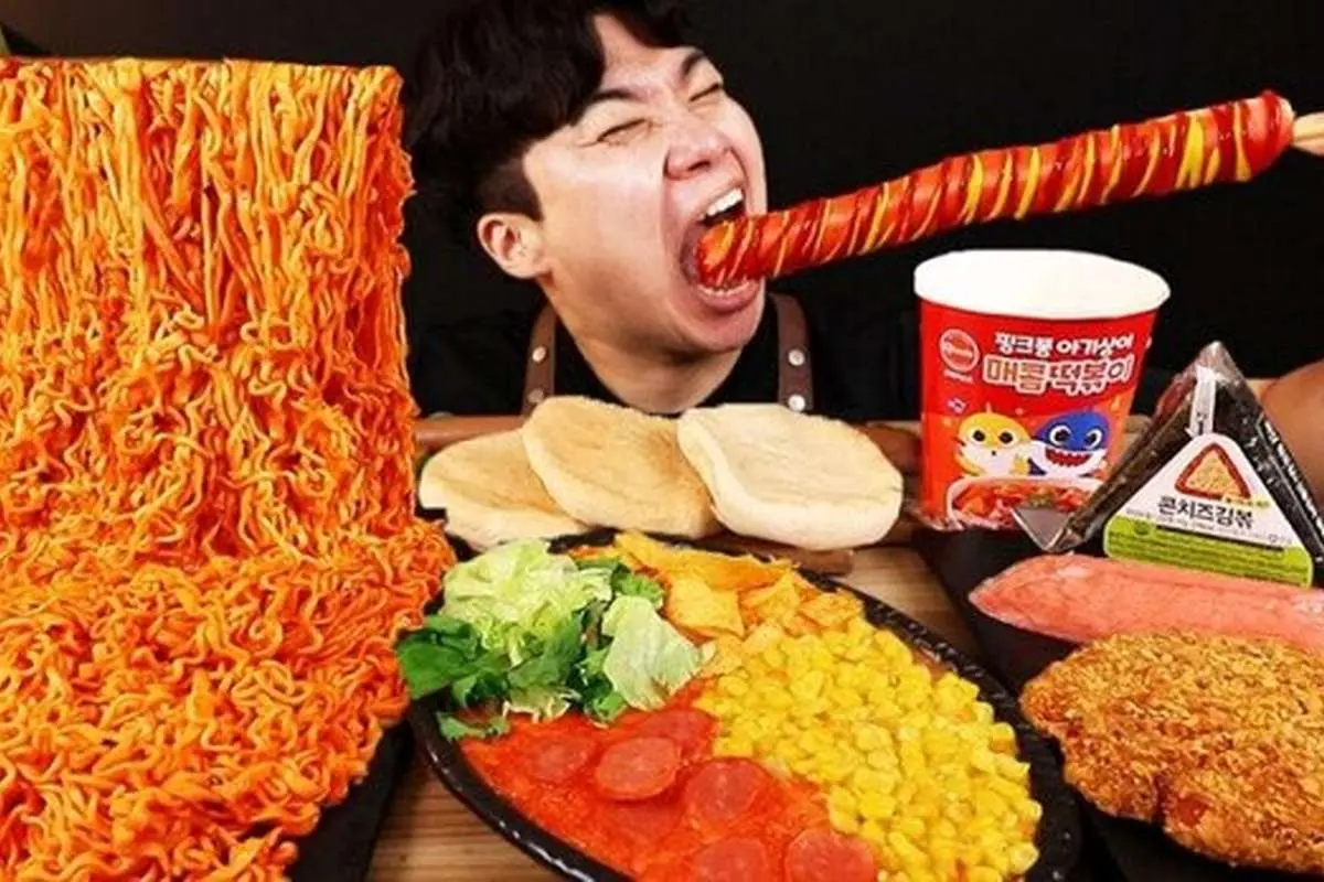 چرا به دیدن ویدئوهای فودبلاگرها معتاد می‌شویم؟