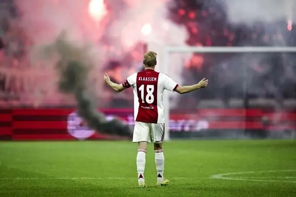 ناتمام ماندن مسابقه فوتبال در هلند در پی آتش‌بازی‌ گسترده هواداران