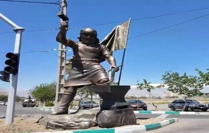 تندیس کاوه آهنگر کنار بازار آهن تهران قرار گرفت