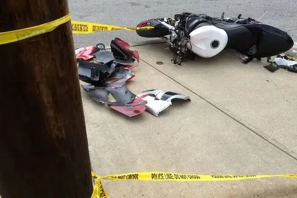 ببینید؛ مرگ دلخراش موتورسوار پس از برخورد با تیر برق 