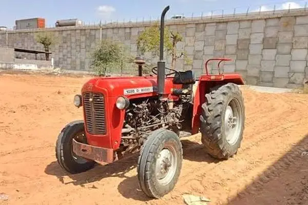 ببینید؛ اصرار عجیب تراکتور برای ورود به داخل یک مغازه