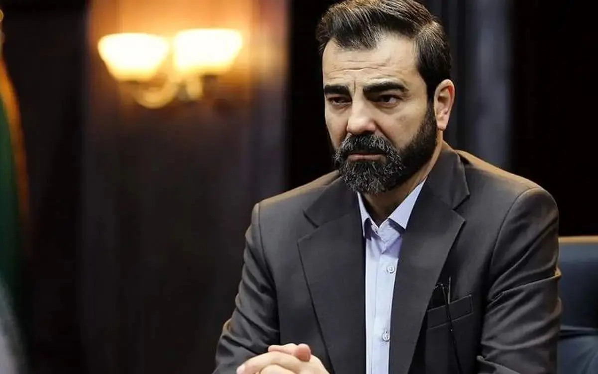 احترام تمام‌قد آقای قاضی به والدین؛ بوسه بهزاد خلج بر پیشانی پدر و مادرش