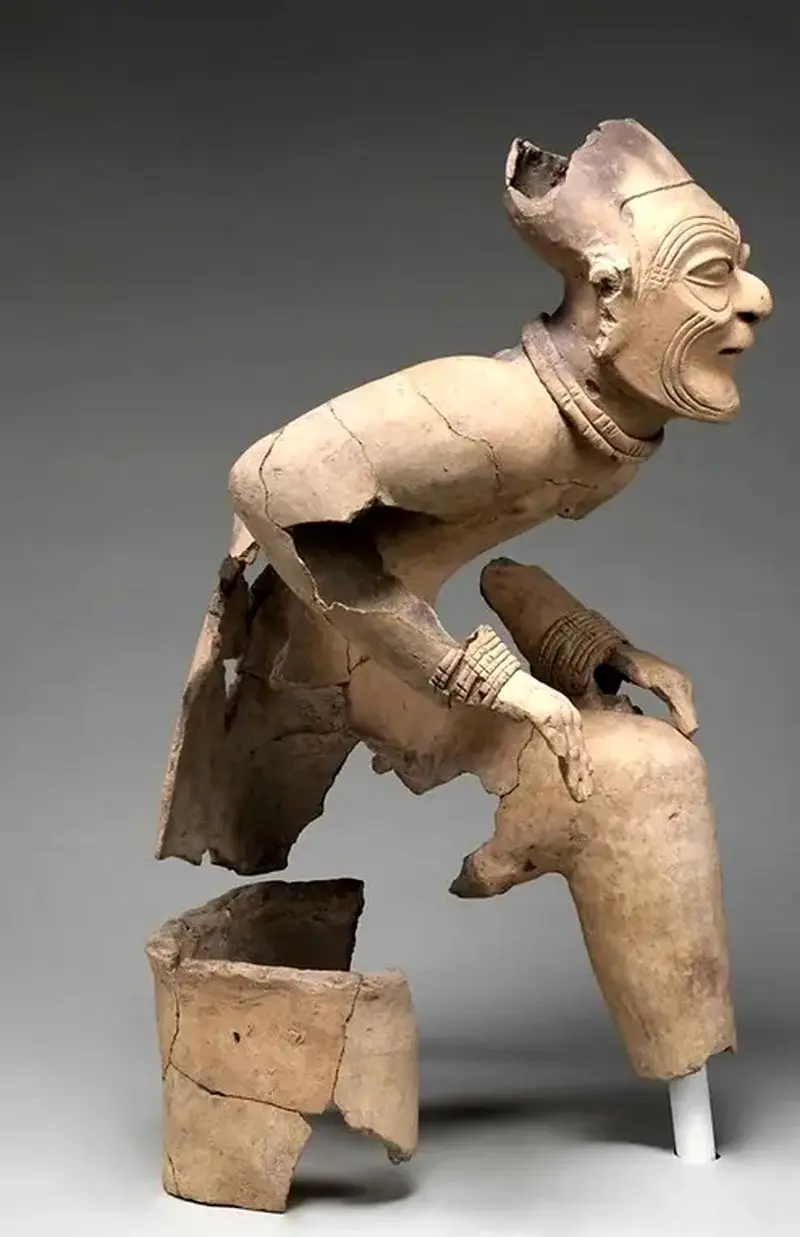 مجسمه‌ پیرمرد ۲ هزارساله