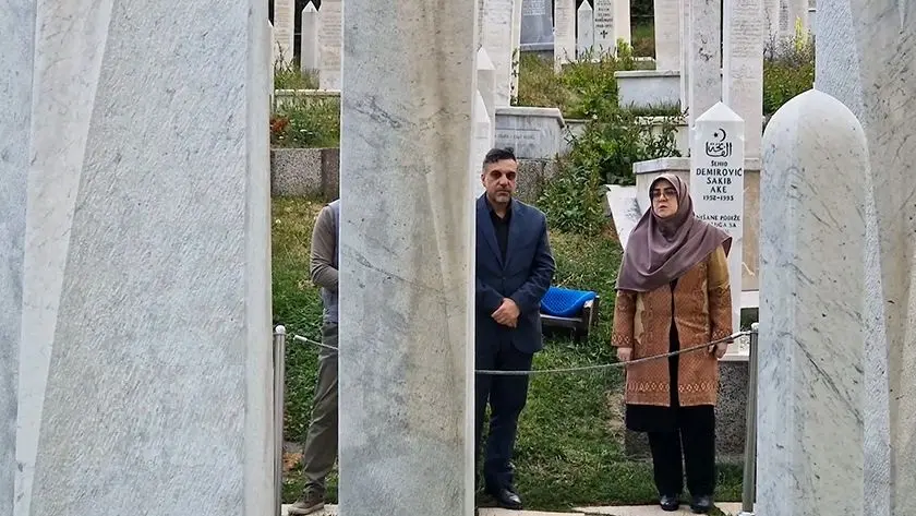 ببینید؛ ادای احترام فاطمه مهاجرانی به یادمان شهدای بوسنی و علی عزت بگوویچ
