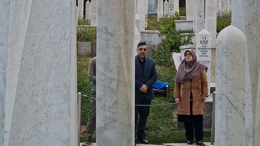 ببینید؛ ادای احترام فاطمه مهاجرانی به یادمان شهدای بوسنی و علی عزت بگوویچ