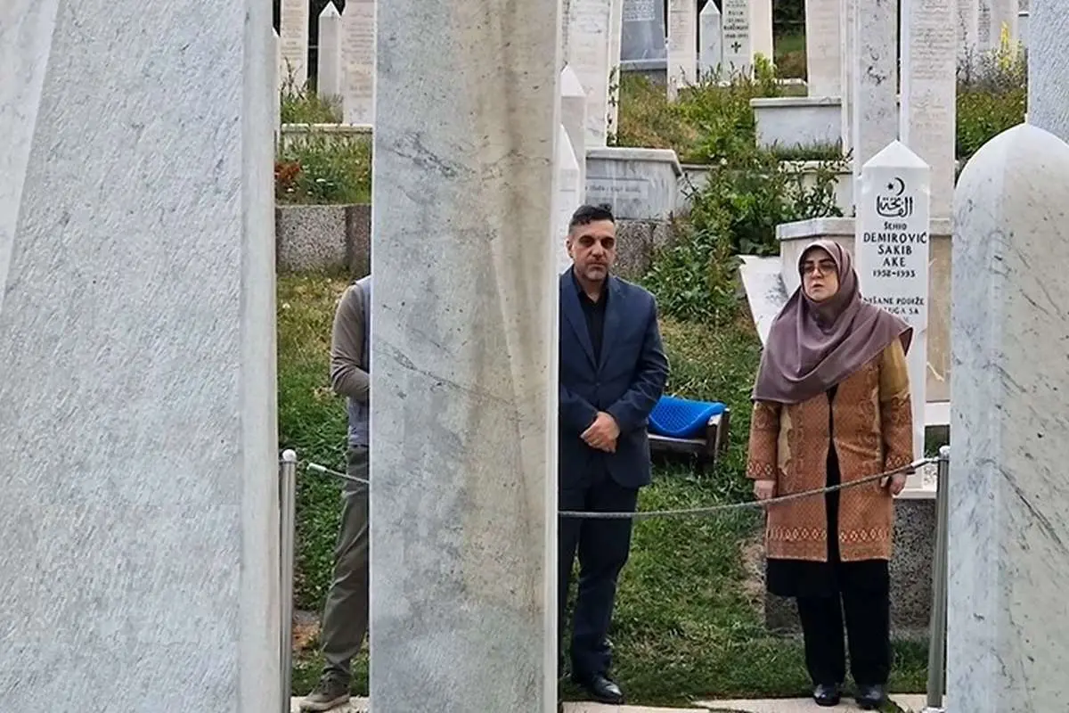 ببینید؛ ادای احترام فاطمه مهاجرانی به یادمان شهدای بوسنی و علی عزت بگوویچ