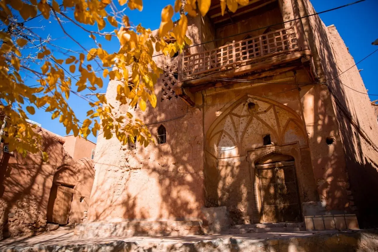 تصاویر؛ پاییز خلوت در روستای تاریخی ابیانه؛ سکوتی پررنگ‌تر از رنگ‌های پاییزی

