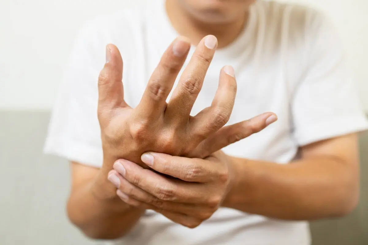 چطور لرزش غیرارادی دست‌ها را کنترل کنیم؟

