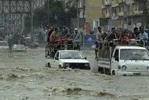 ببینید؛ حمل دستی کیسه‌های پول در سیل کراچی