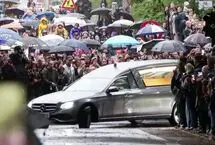 تشییع پادشاه نروژ زیر بارش باران
