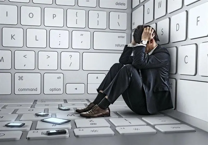  انسان تنها در میان ارتباطات بی‌روح مجازی‌