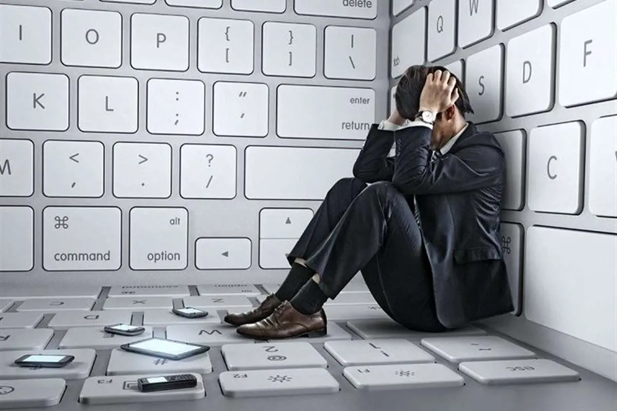 انسان تنها در میان ارتباطات بیروح مجازی