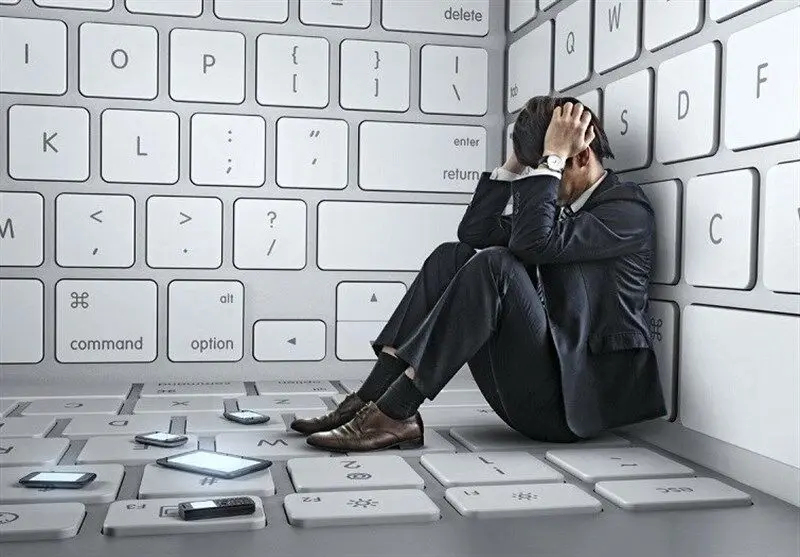  انسان تنها در میان ارتباطات بی‌روح مجازی‌